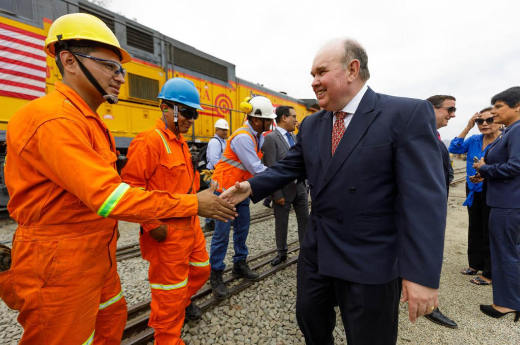 Rafael López Aliaga durante la firma del acuerdo con Caltrain para la donación de trenes.