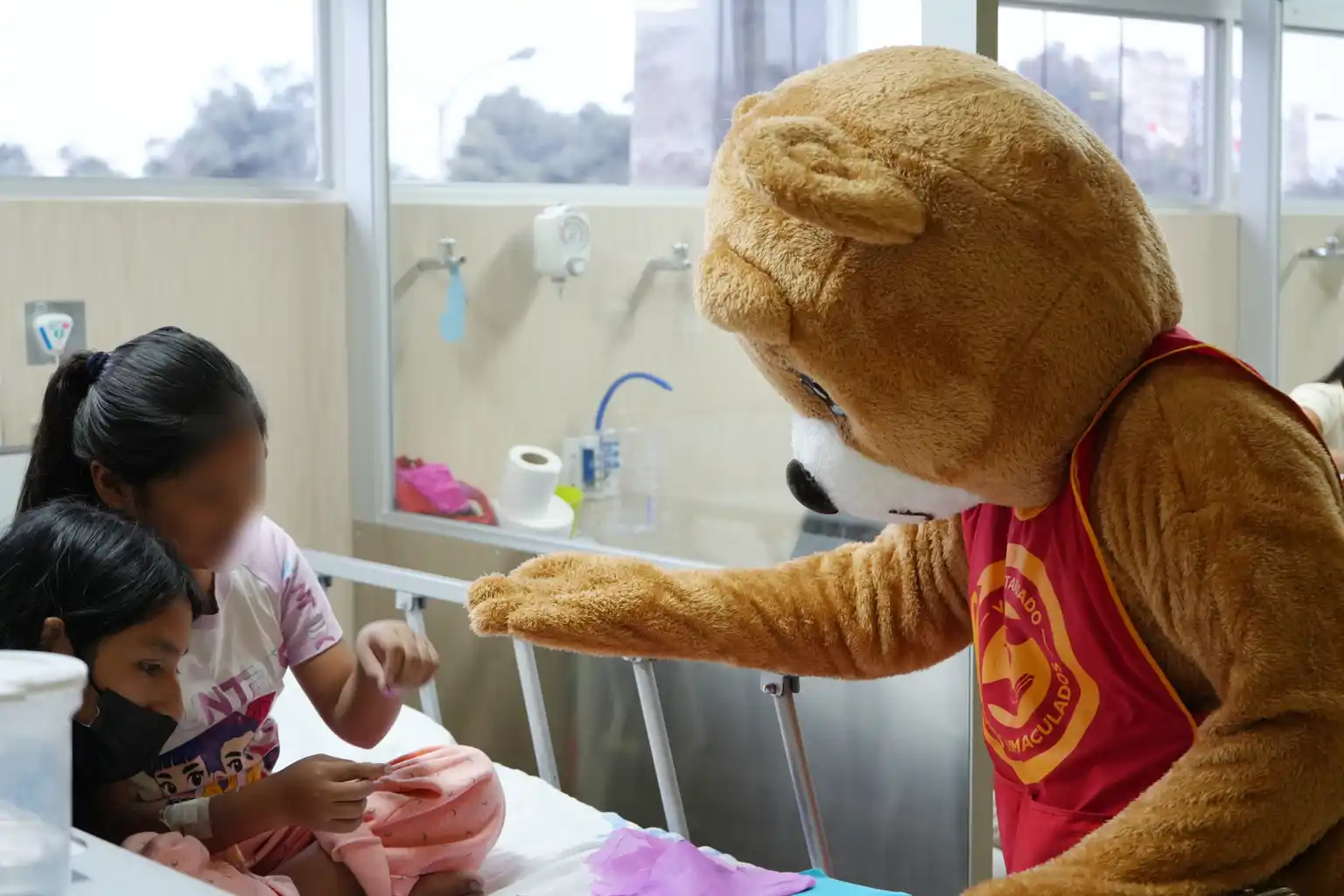 ESSALUD RECONOCE LABOR DE JÓVENES VOLUNTARIOS QUE LLEVAN ALEGRÍA Y ESPERANZA A NIÑOS CON CÁNCER
